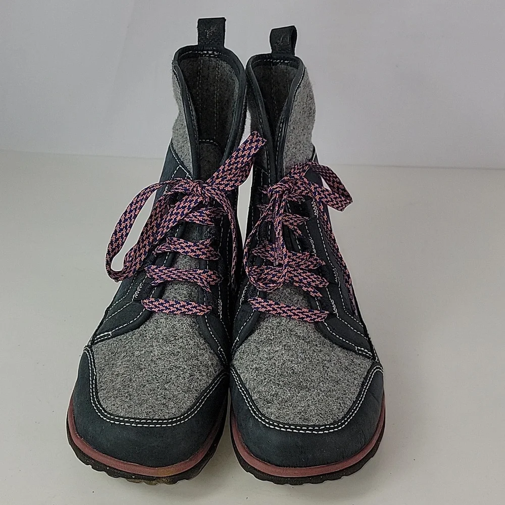 Chaco Women's Gray and Black Wool-Blend Lace-Up Athletic Boots with Pink Accents
